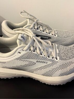 EUC Brooks women’s running exercise walk minimalist neutral like new athletic